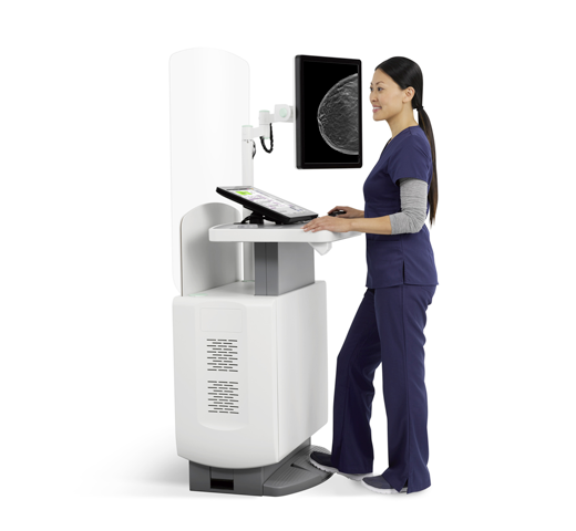 Technicienne utilisant un dispositif médical sur fond blanc