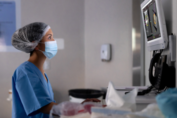 Professionnel de santé regardant un écran dans un laboratoire