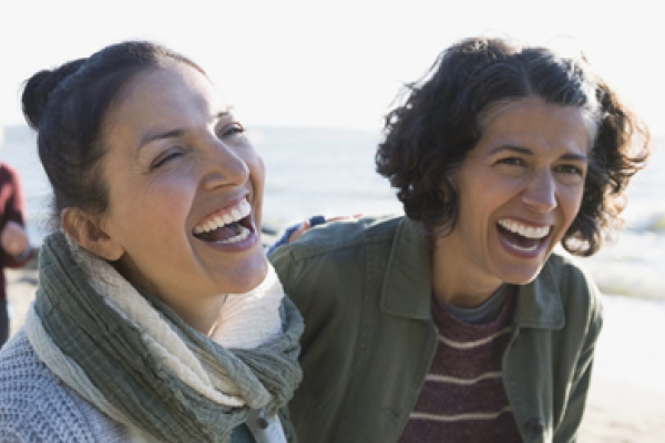 Femmes riant sur une plage