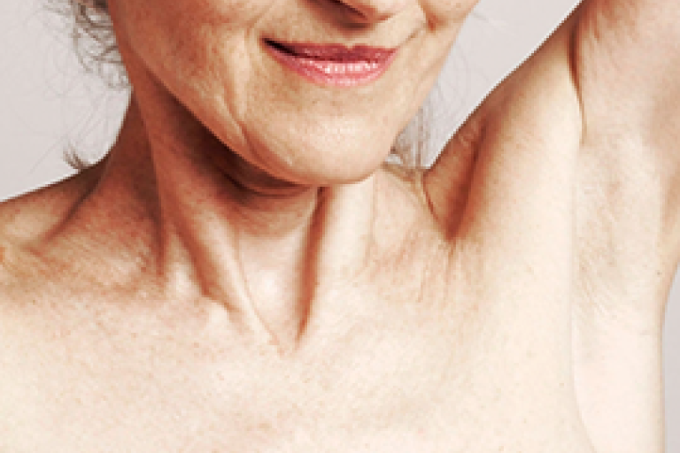 Plan rapproché du cou et de l’épaule d’une patiente se préparant à un examen