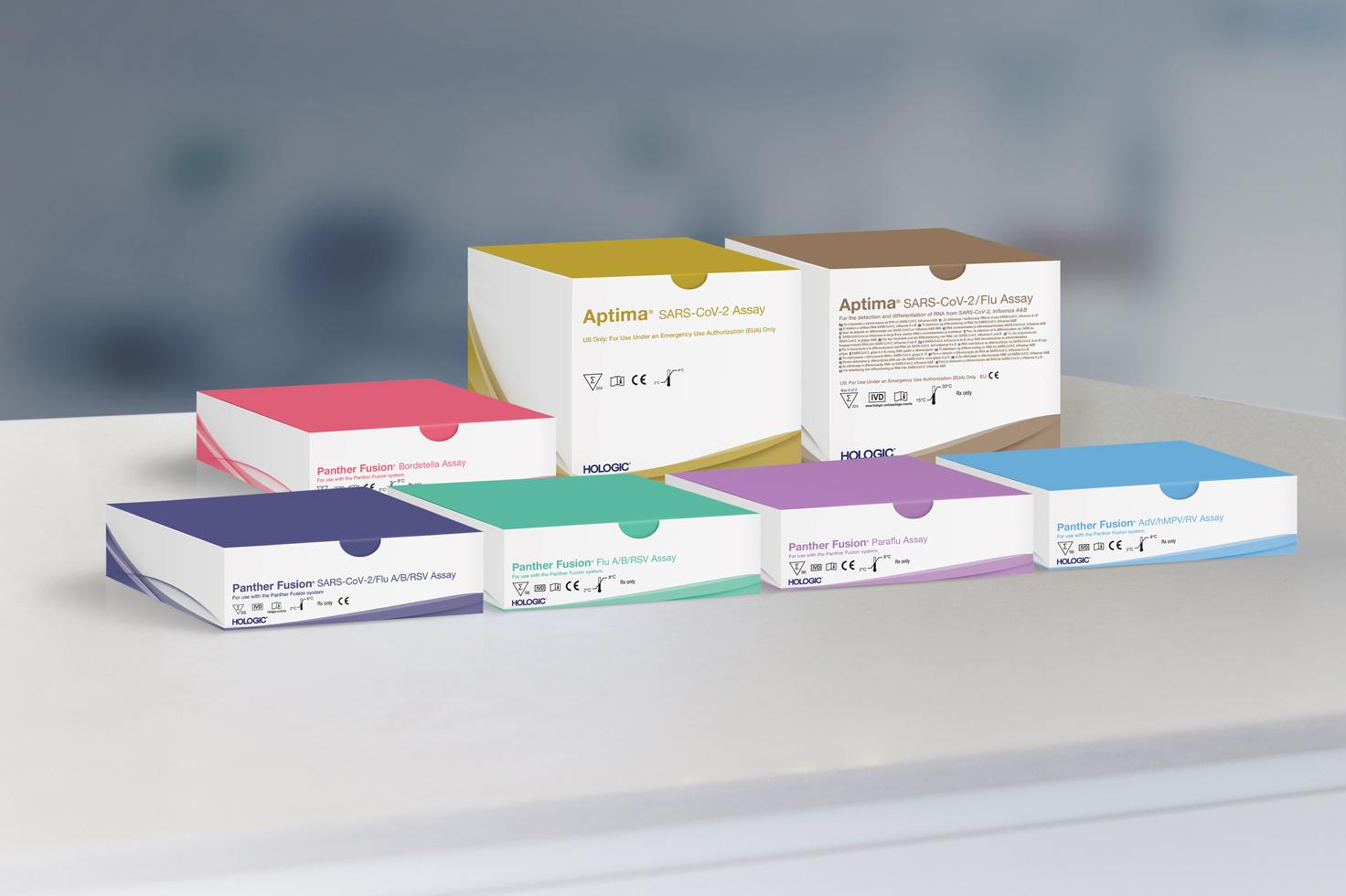 Plusieurs boîtes de tests dans un laboratoire