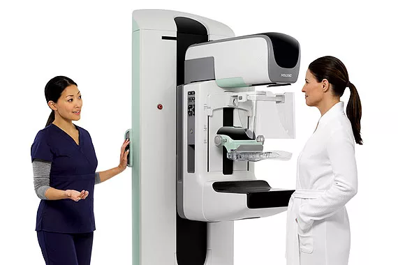 Professionnelles de santé à côté d’un système d’imagerie 3DQuorum