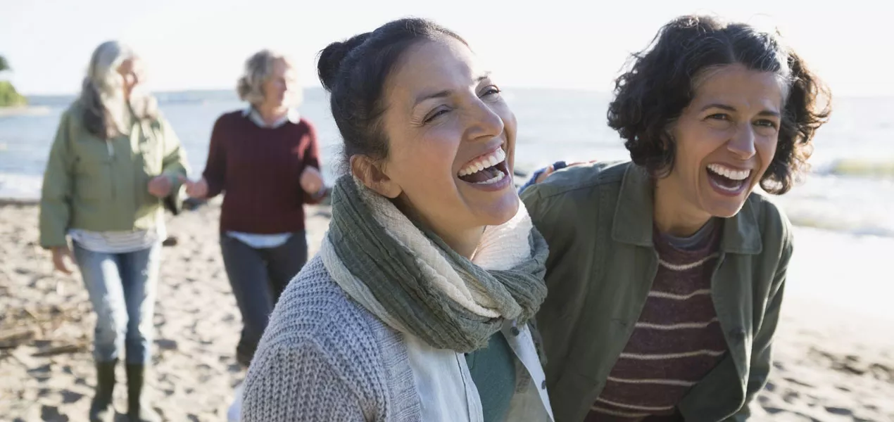 Femmes riant sur une plage