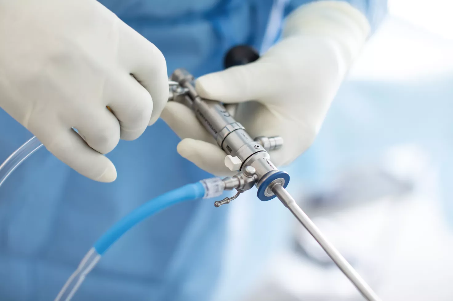 Professionnel de santé tenant un dispositif médical dans un laboratoire.