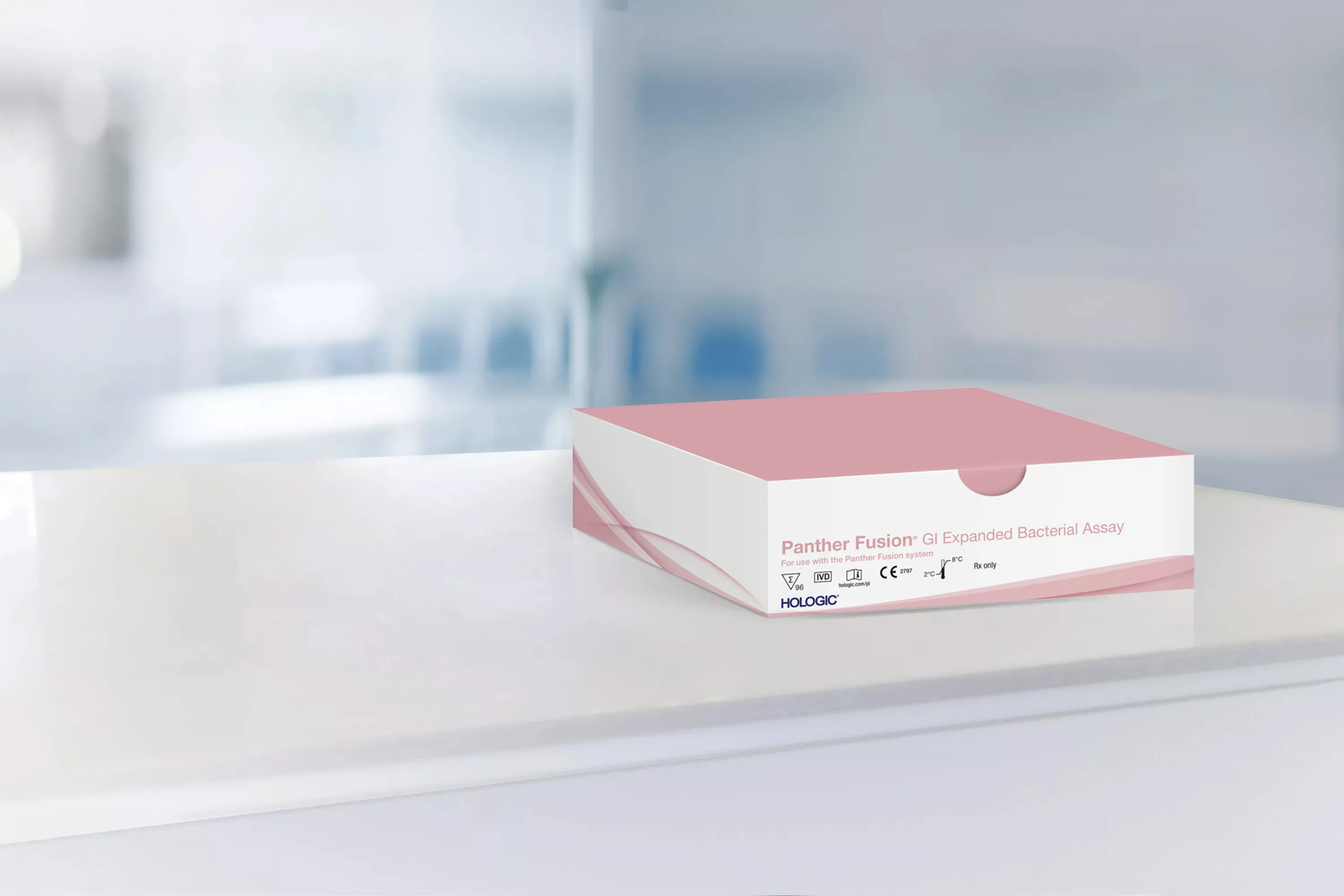 Boîte de tests sur la table d’un laboratoire.