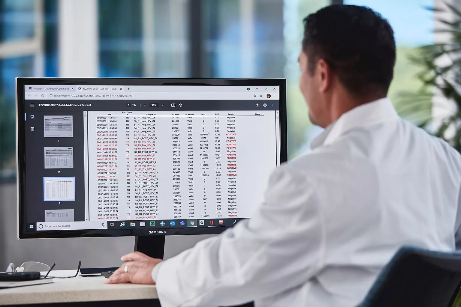 Un technicien de laboratoire consulte des données sur un écran au sein d’un laboratoire.