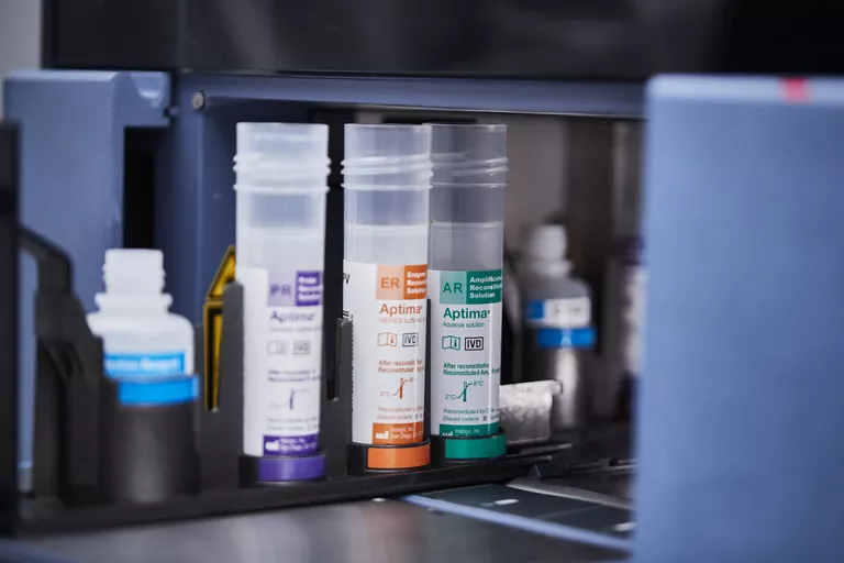 Échantillons dans un dispositif d’analyse de laboratoire