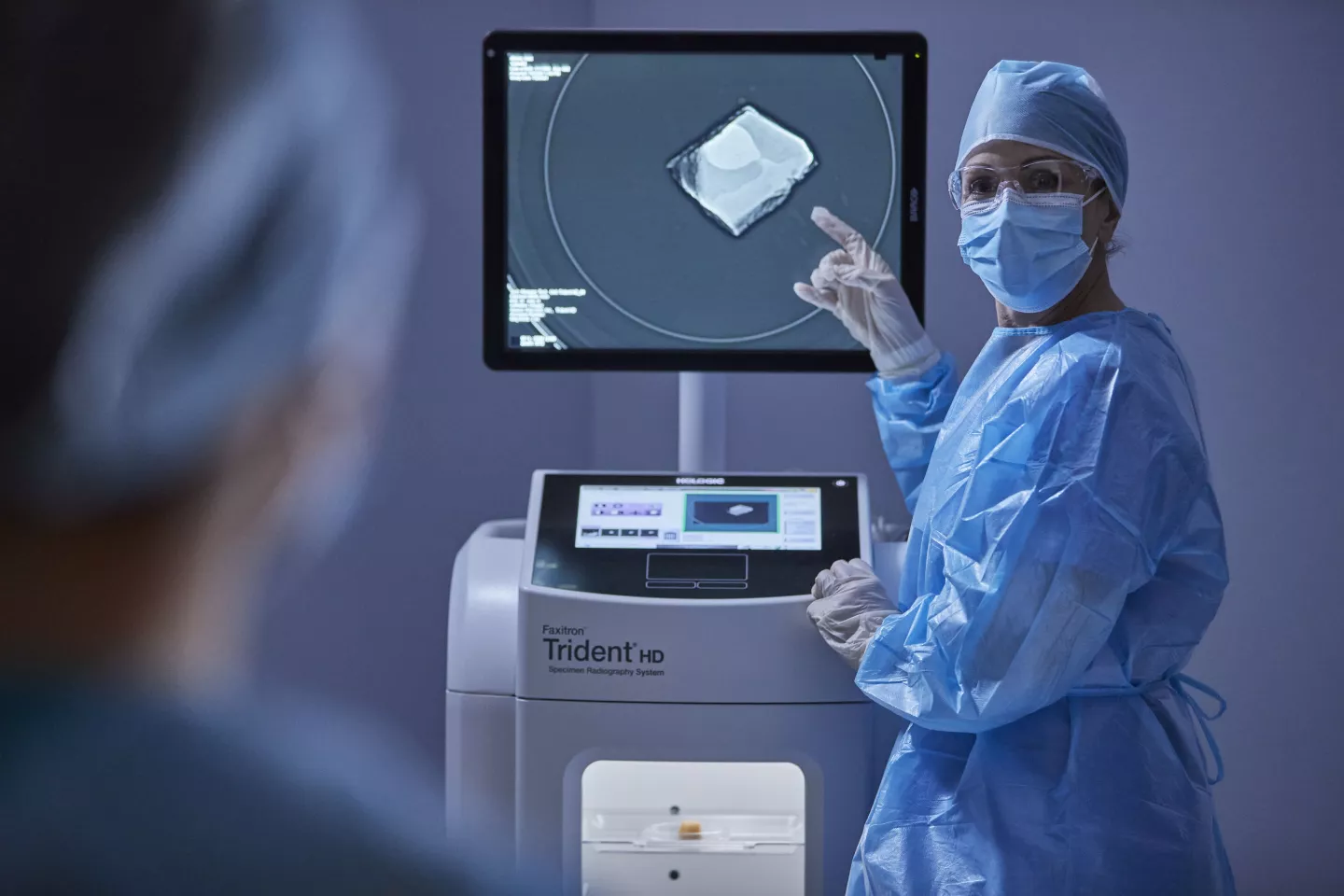 Professionnel de santé montrant un écran