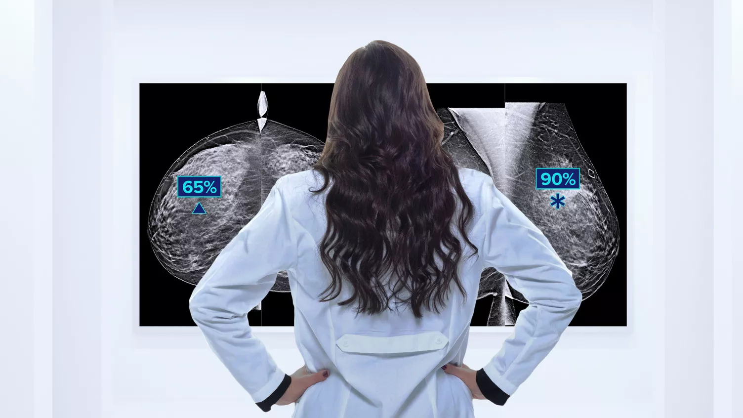 Médecin examinant les radiographies