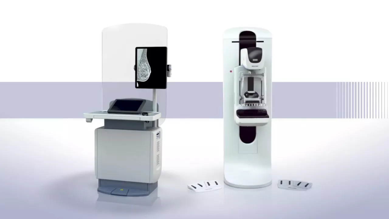 Deux systèmes de mammographie Selenia Dimensions sur fond blanc