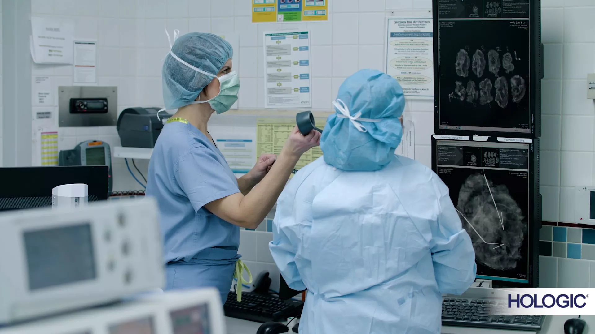 Image de professionnels de santé portant des gants et examinant des images médicales