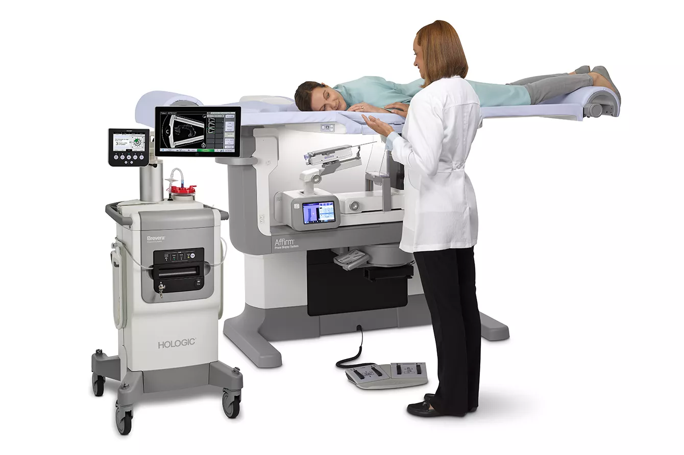 Patiente utilisant un système de biopsie mammaire avec une professionnelle de santé