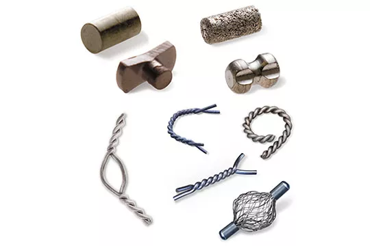 Marqueurs de site de biopsie mammaire de différentes formes sur fond blanc