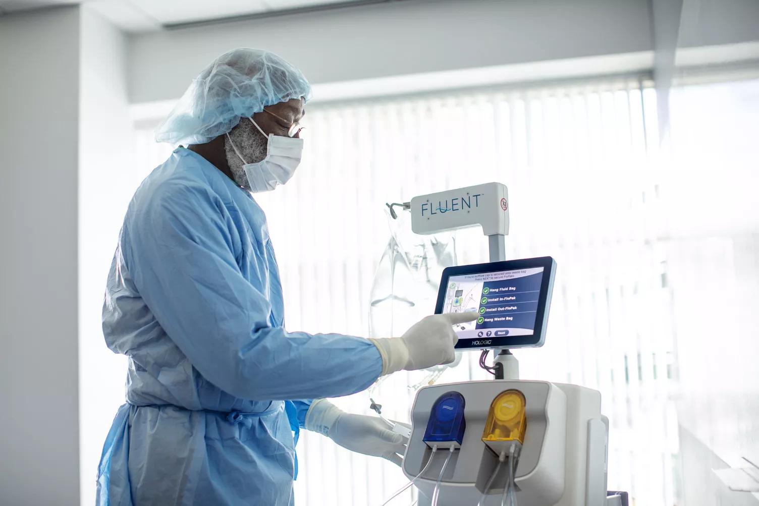 Professionnel de santé utilisant un système Fluent d’Hologic