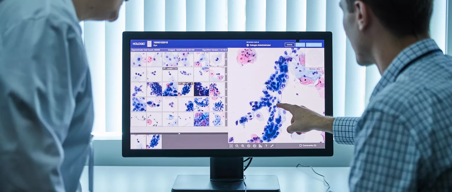 Des soignants examinent les résultats d’un scanner sur un écran