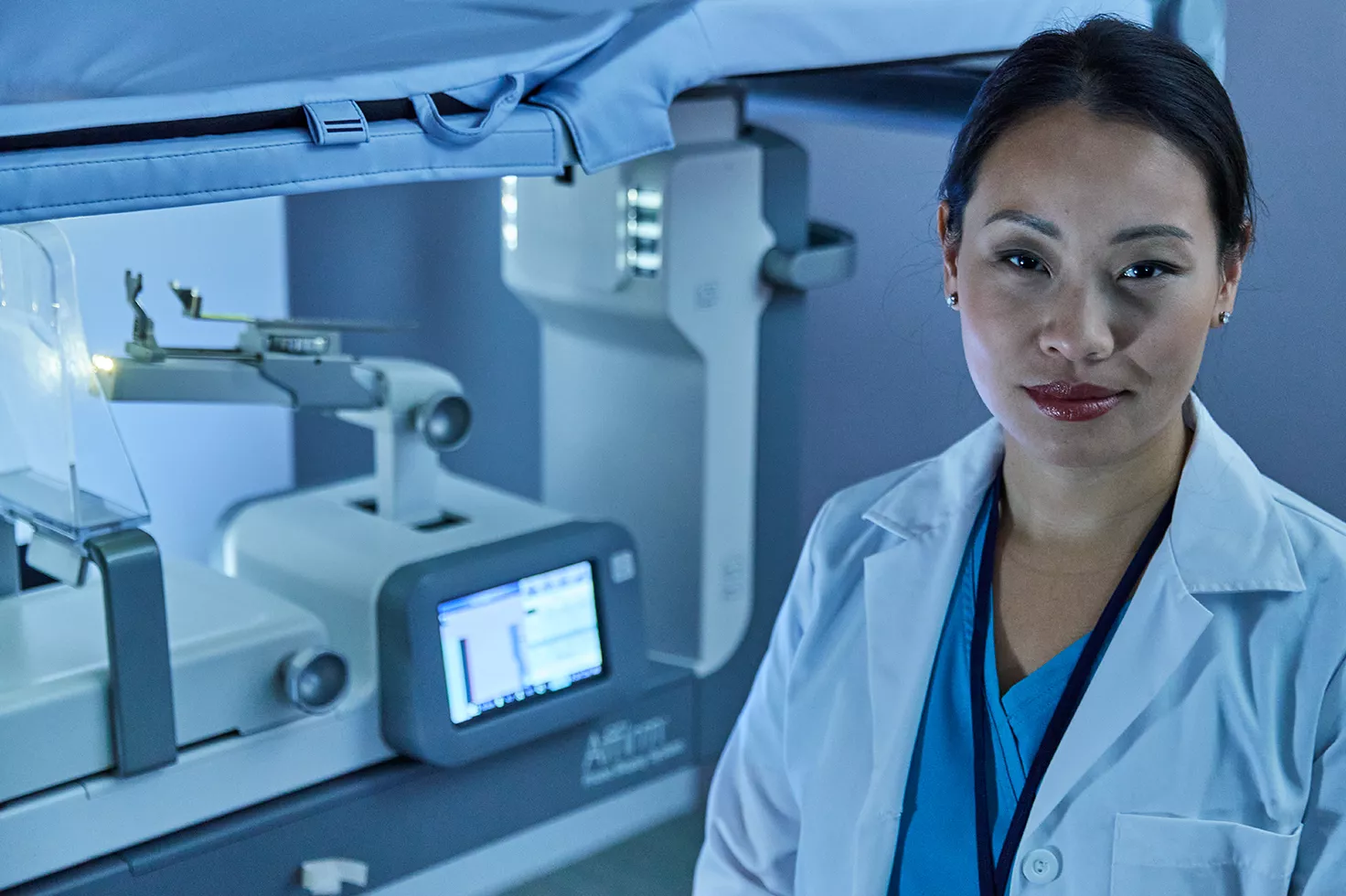 Professionnel de santé devant un système de biopsie mammaire