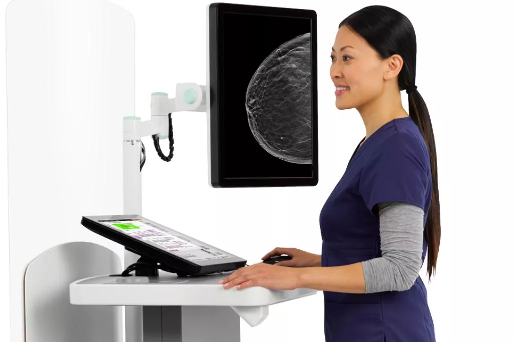 Médecin travaillant sur une tablette médicale