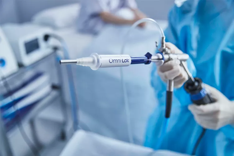 Professionnel de santé tenant un collier cervical Omni® Lok