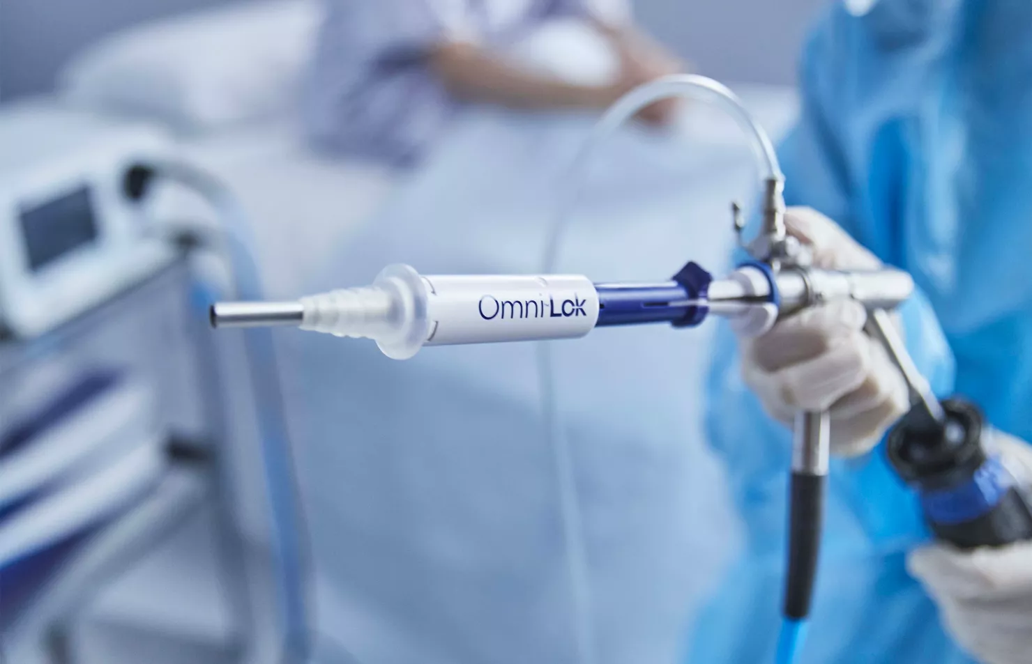 Professionnel de santé tenant un Omni Lok