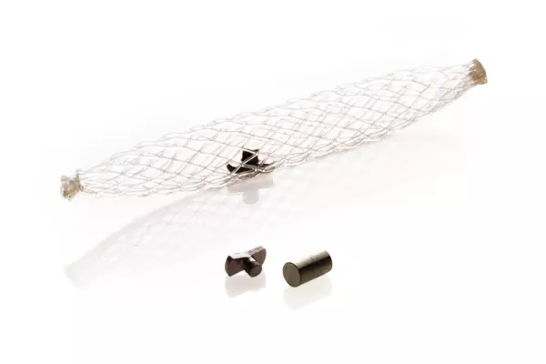 Marqueur de biopsie mammaire SecurMark en forme de haut-de-forme sur fond blanc