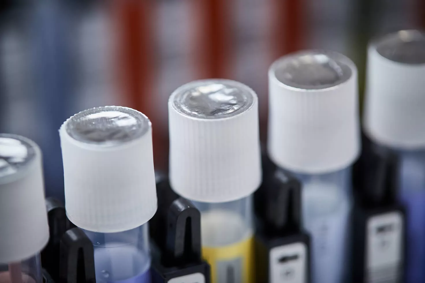 Photo en gros plan de flacons sur un plateau