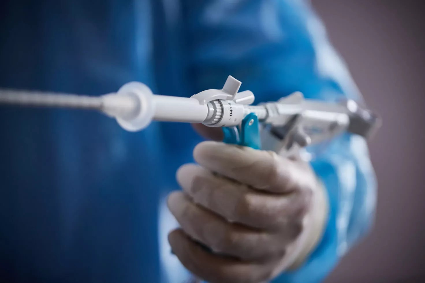 Professionnel de santé tenant l’aiguille d’un dispositif de biopsie