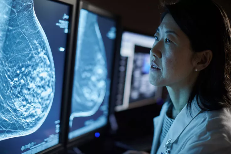 Professionnelle de santé regardant des radiographies sur des écrans